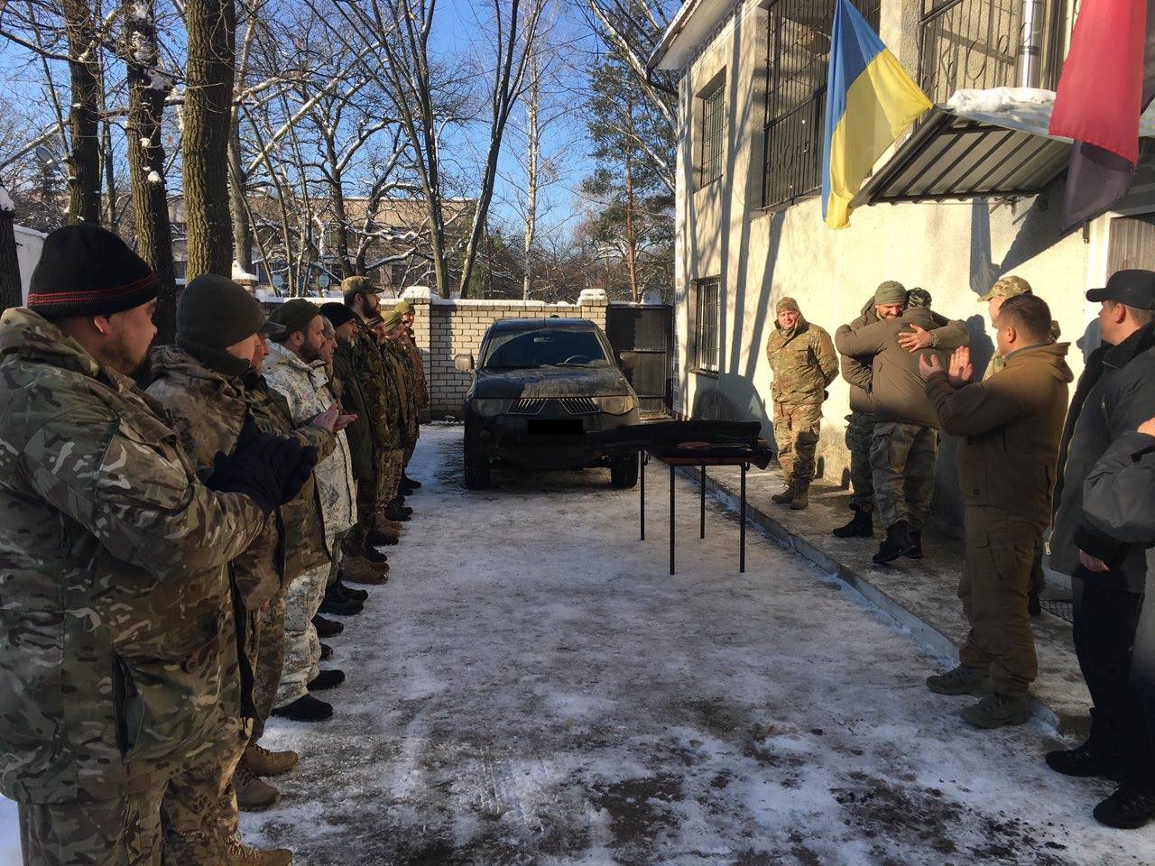 Голова Миколаївської ОДА передав особисту зброю бійцям в АТО