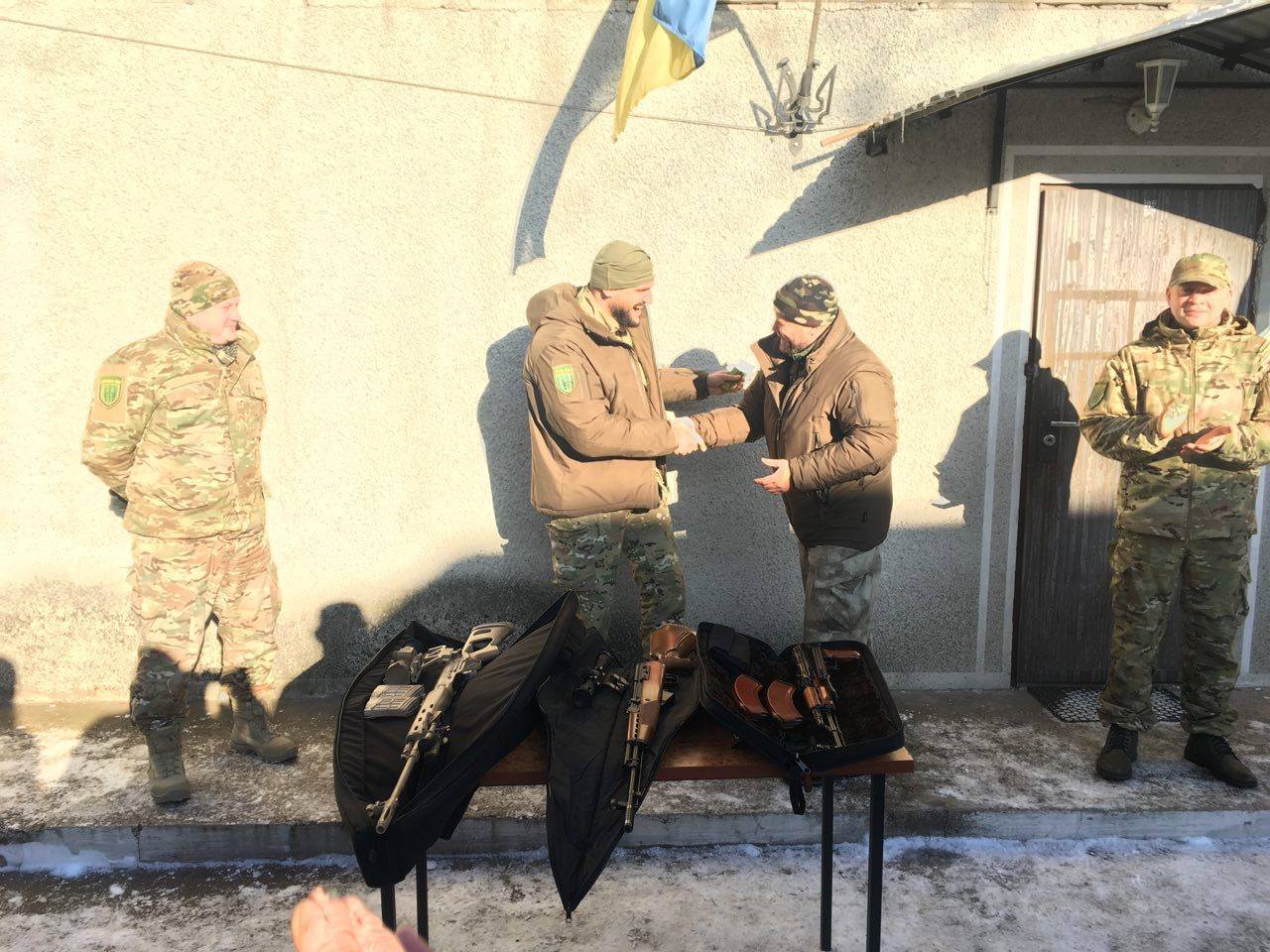 Голова Миколаївської ОДА передав особисту зброю бійцям в АТО