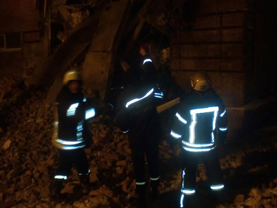 У Чернігові обрушилася будівля: Семеро госпіталізовано, двоє під завалами  - фото 2