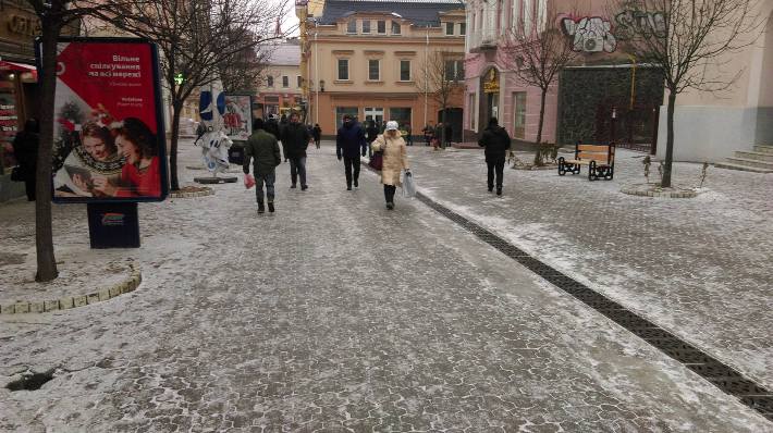 В Ужгороді центральні вулиці перетворилися на ковзанку - фото 3