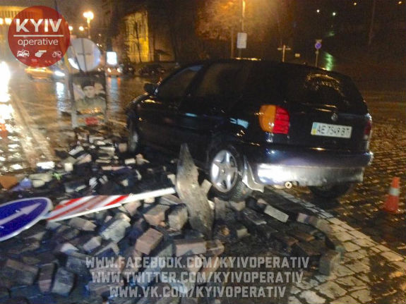 У центрі Києва Volkswagen розтрощив памʼятник героям Небесної сотні - фото 2