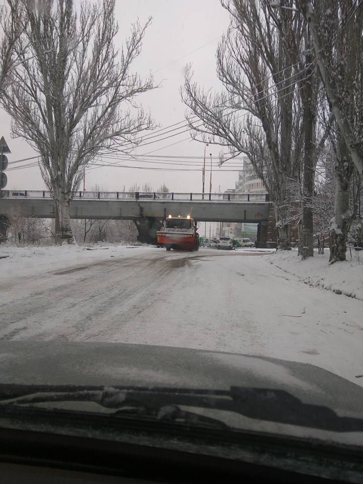 Миколаївські дорожники запевнили, що сніг на дорогах міста чистять