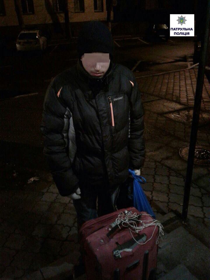 У Миколаєві підліток з валізою "промишляв" крадіжками з авто