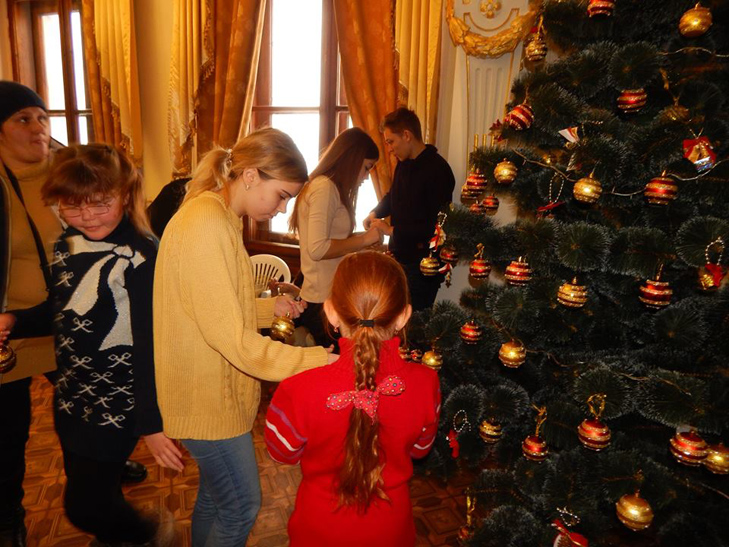 На Сумщині ялинку в палаці князя Голіцина прикрасили "особливі" діти  - фото 2
