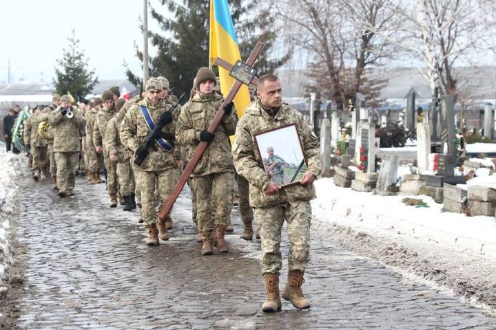 У Мукачеві попрощалися з військовим 128-ї бригади "Малим" - фото 1
