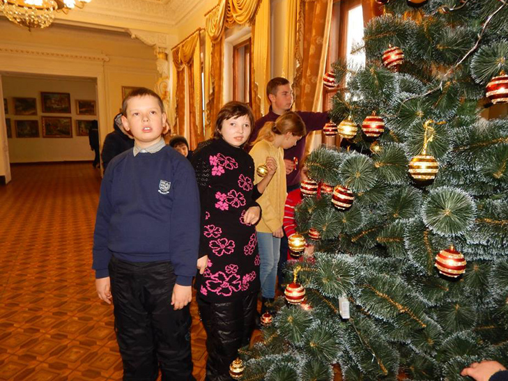 На Сумщині ялинку в палаці князя Голіцина прикрасили "особливі" діти  - фото 3