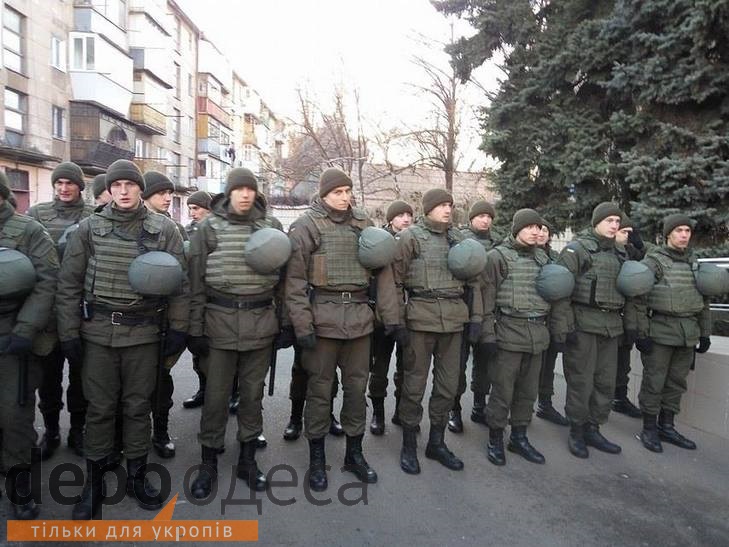 В Одесі до поліції під Приморської райрадою долучилася нацгвардія (ФОТО) - фото 2