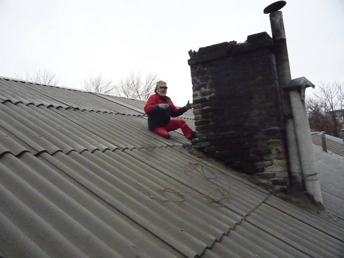 В окупованому Первомайську рятувальники знімали з даху інваліда (ФОТО) - фото 1