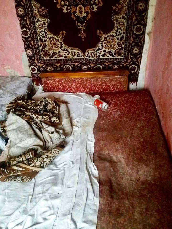 На Донеччині дитина відморозила ноги, бо мати кинула її в холодному домі (ФОТО) - фото 8
