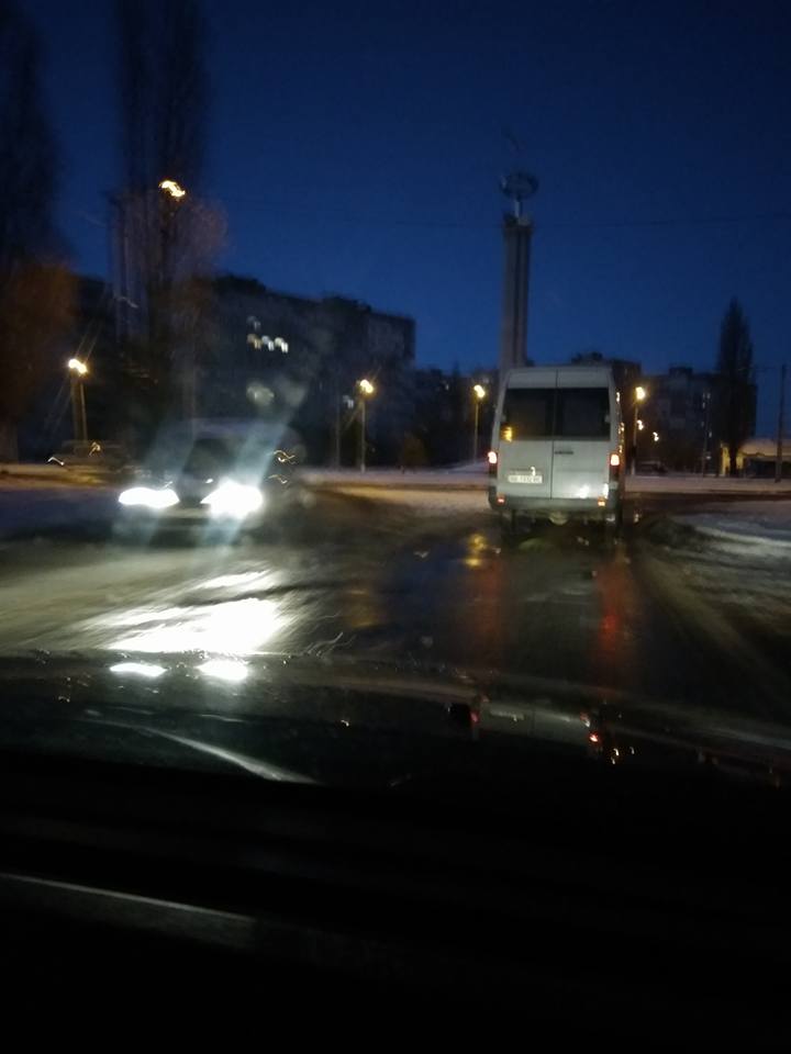 Миколаївські дорожники з ночі посипали дороги міста сіллю