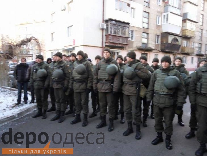В Одесі до поліції під Приморської райрадою долучилася нацгвардія (ФОТО) - фото 3
