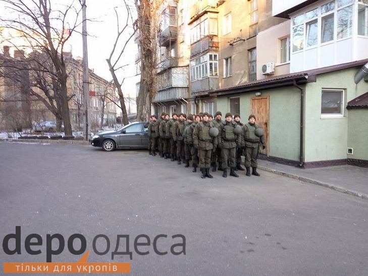 В Одесі до поліції під Приморської райрадою долучилася нацгвардія (ФОТО) - фото 1