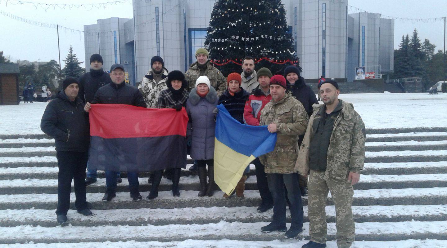 В Горішніх Плавнях співочих сталіністів ледь не напоїли кров’ю (ФОТО, ВІДЕО) - фото 1