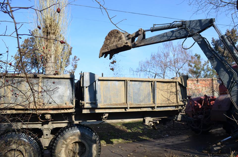 У Миколаєві комунальники ліквідували прорив, через який дорога перетворилася на ковзанку