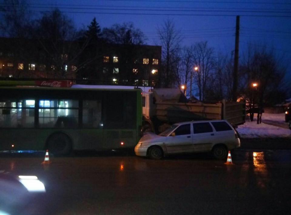У Харкові тролейбус потрапив у ДТП на зупинці (ФОТО)  - фото 3