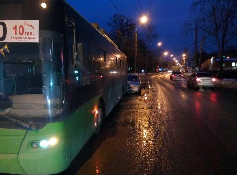 У Харкові тролейбус потрапив у ДТП на зупинці (ФОТО)  - фото 2