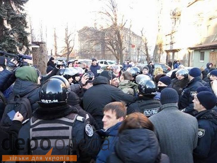 В Одесі активісти намагаються прорватися в Приморську райраду (ФОТО; ВІДЕО) - фото 1