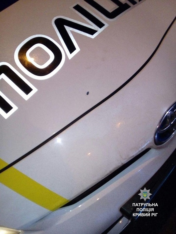 У Кривому Розі чоловік атакував ножицями машину патрульних поліцейських  - фото 1
