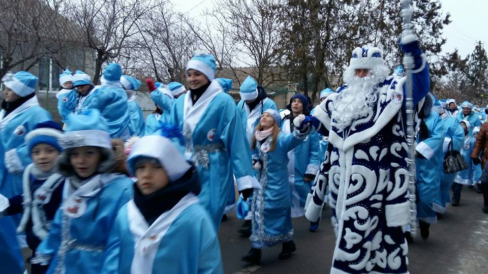 На Одещині побили ще один рекорд України: вулями міста пройшли 673 Святих Миколая - фото 1