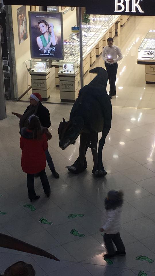 В Одесі торговим центром "розгулюють" динозаври (ФОТО, ВІДЕО) - фото 2