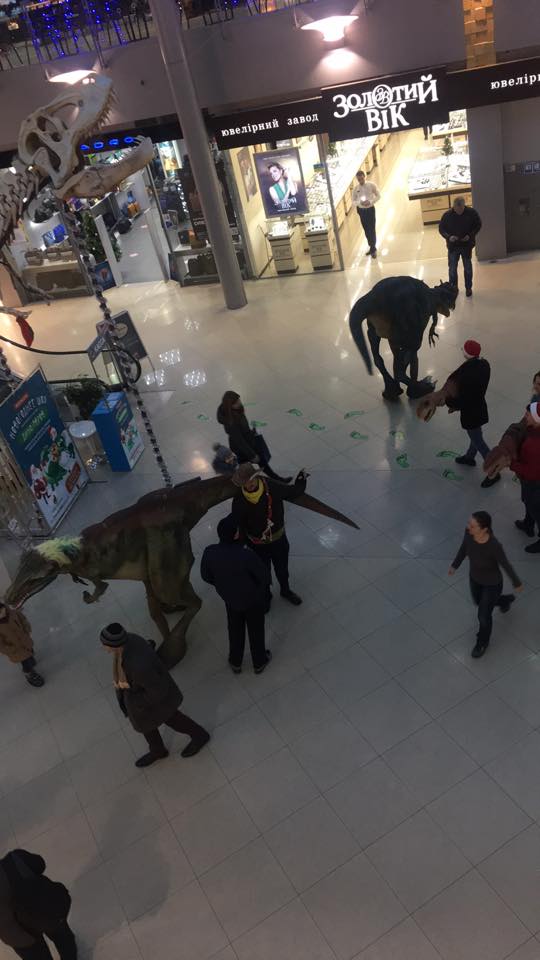 В Одесі торговим центром "розгулюють" динозаври (ФОТО, ВІДЕО) - фото 3