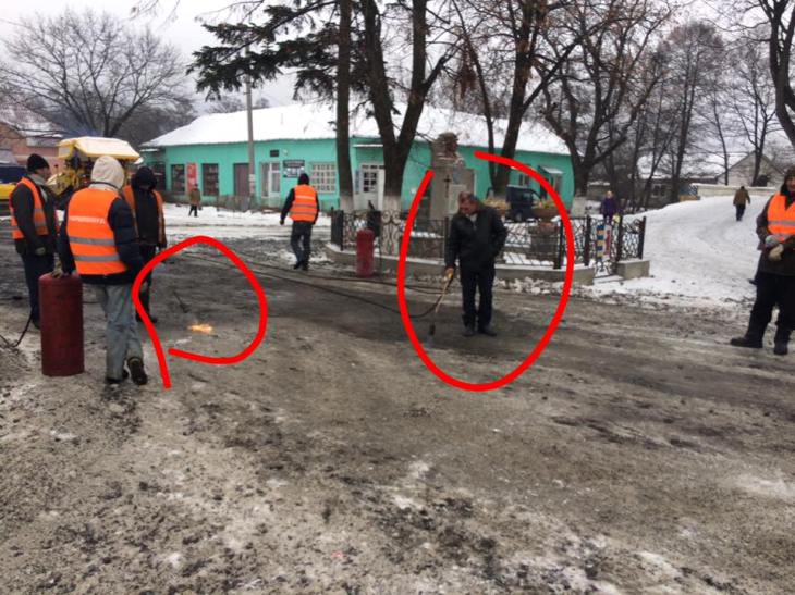 Закарпатські дорожники "стелять" асфальт на шар льоду і снігу - фото 1