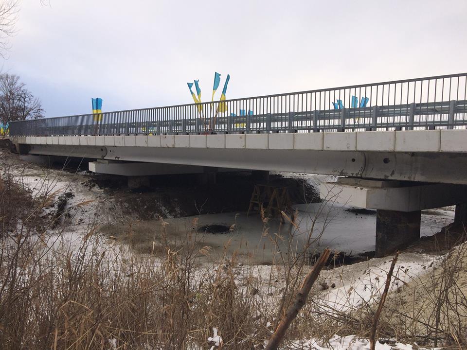 На Донеччині відбудували знищений бойовиками міст: На ремонт чекають ще 47 мостів (ФОТО) - фото 3