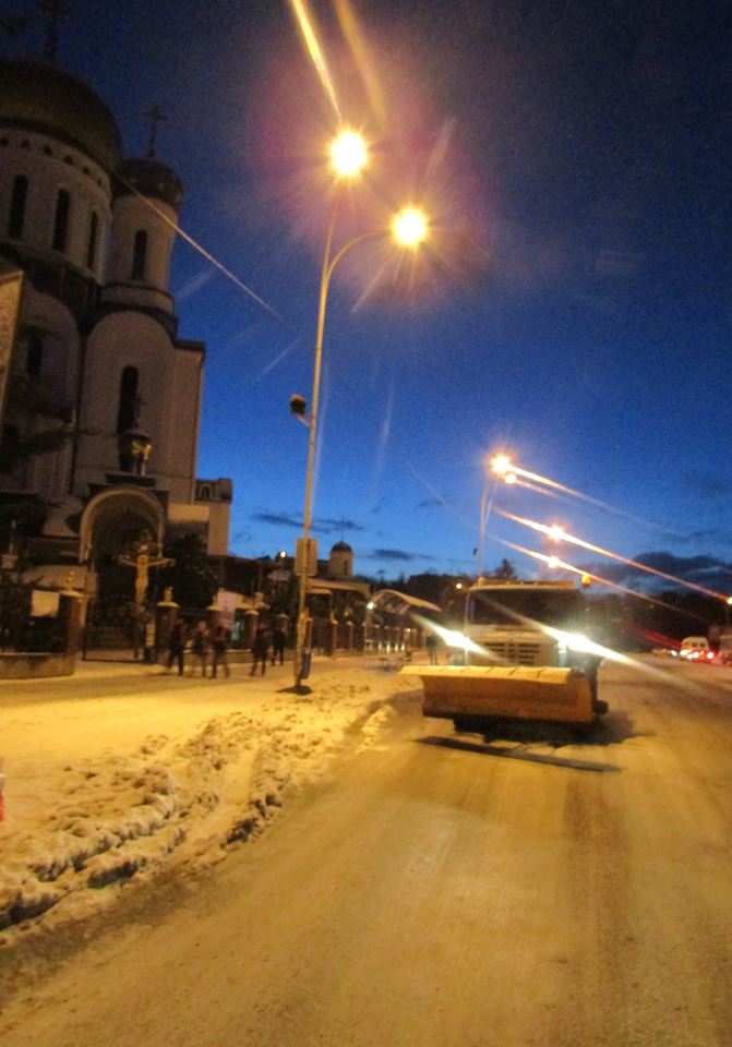 Ужгород замітає снігом: На вулицях працює очисна техніка - фото 3