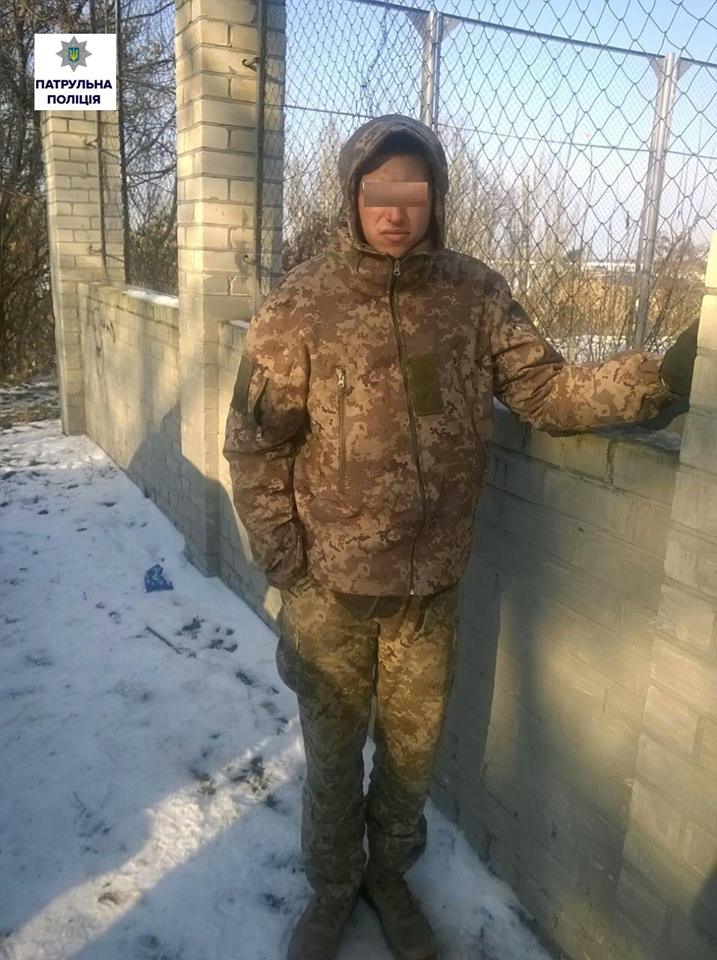 Поліція Миколаєва затримала чоловіка у воєнній формі з "наркотичним" набором у кишені