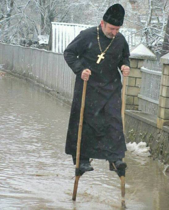 У мережі показали закарпатського священника, який ходить по воді - фото 1