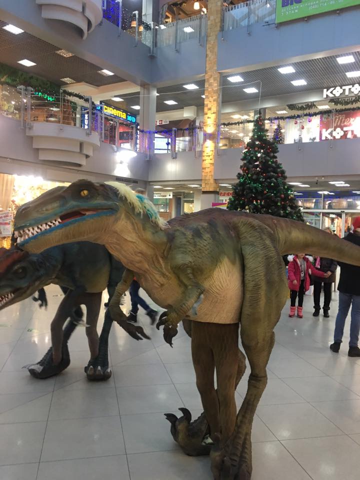 В Одесі торговим центром "розгулюють" динозаври (ФОТО, ВІДЕО) - фото 1
