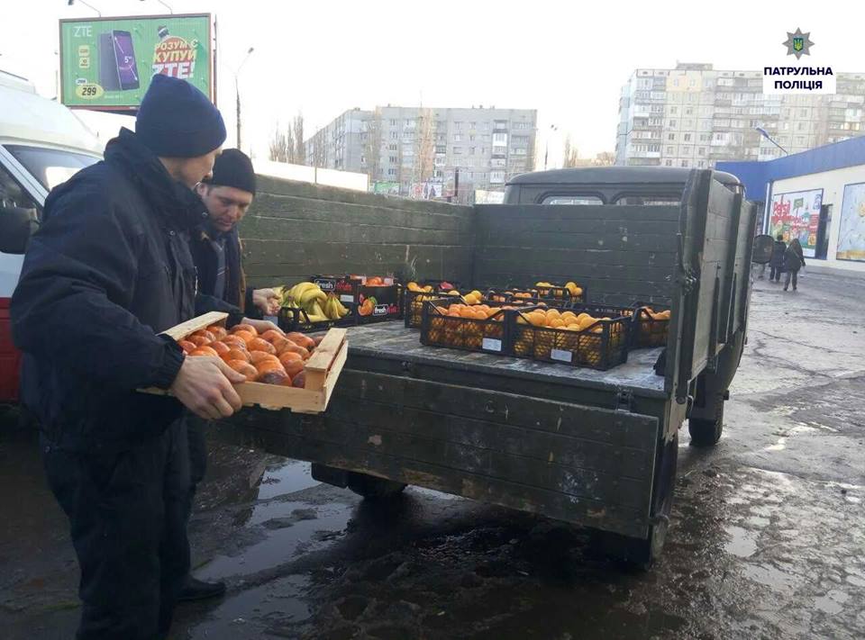 Поліція Миколаєва вилучила у "нелегалів" більше 100 кг фруктів, цукерок та ковбаси