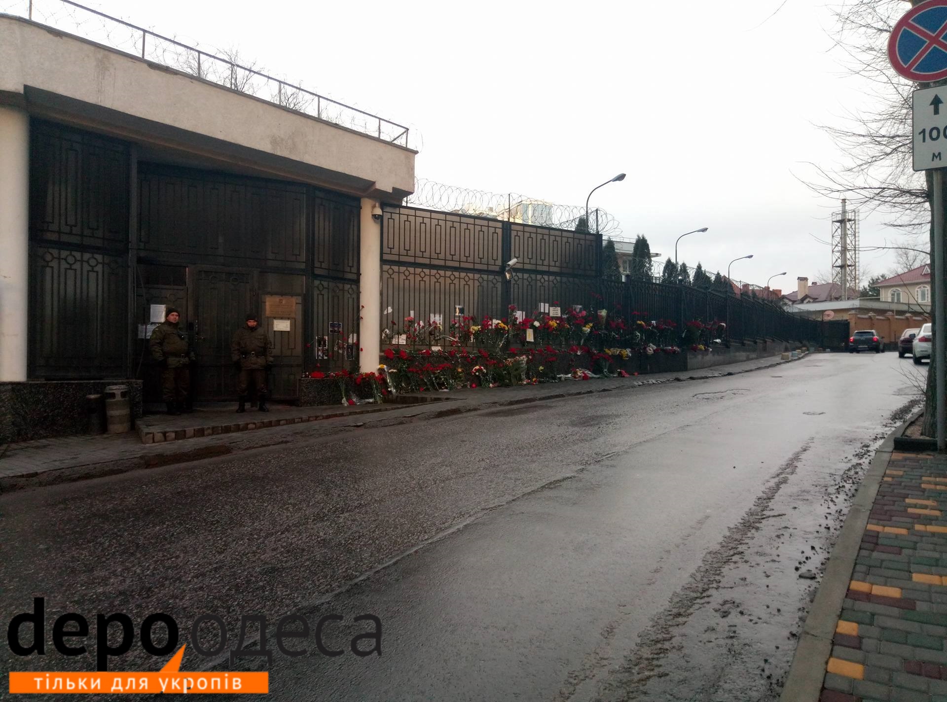 Під російським консульством в Одесі зникли всі квіти та лампадки (ФОТО) - фото 1