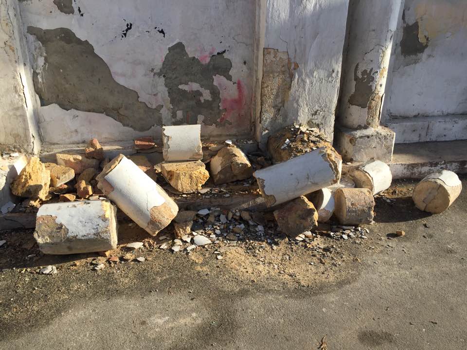 ДТП на Французькому бульварі в Одесі: обрушилася колона старовинної будівлі (ФОТО) - фото 2