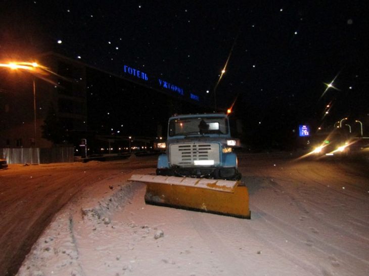 Ужгород замітає снігом: На вулицях працює очисна техніка - фото 1