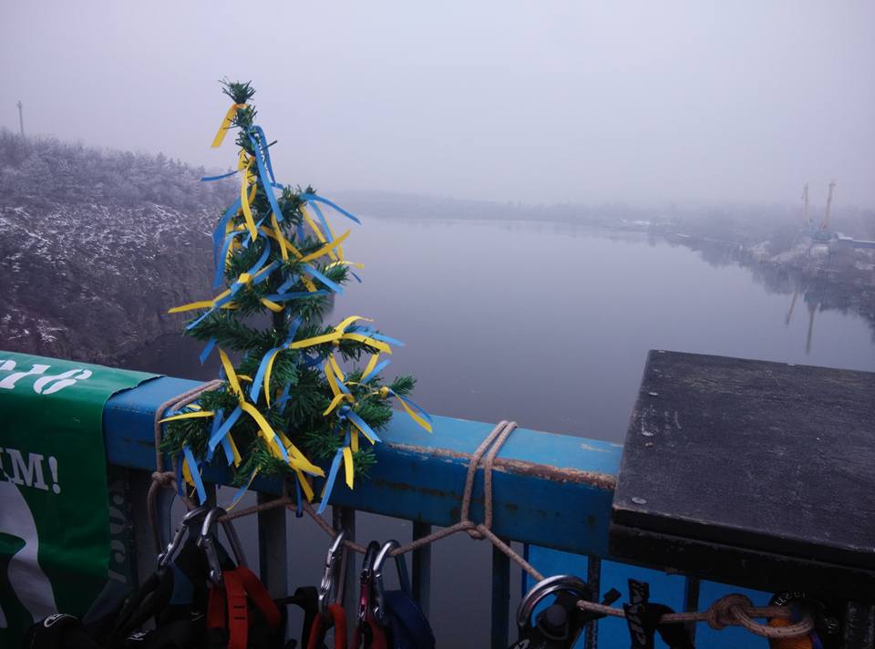 Дід Мороз на велосипеді стрибнув з сорокаметрового запорізького мосту - фото 3