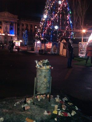 На головній площі Миколаєва росте "сміттєва" ялинка
