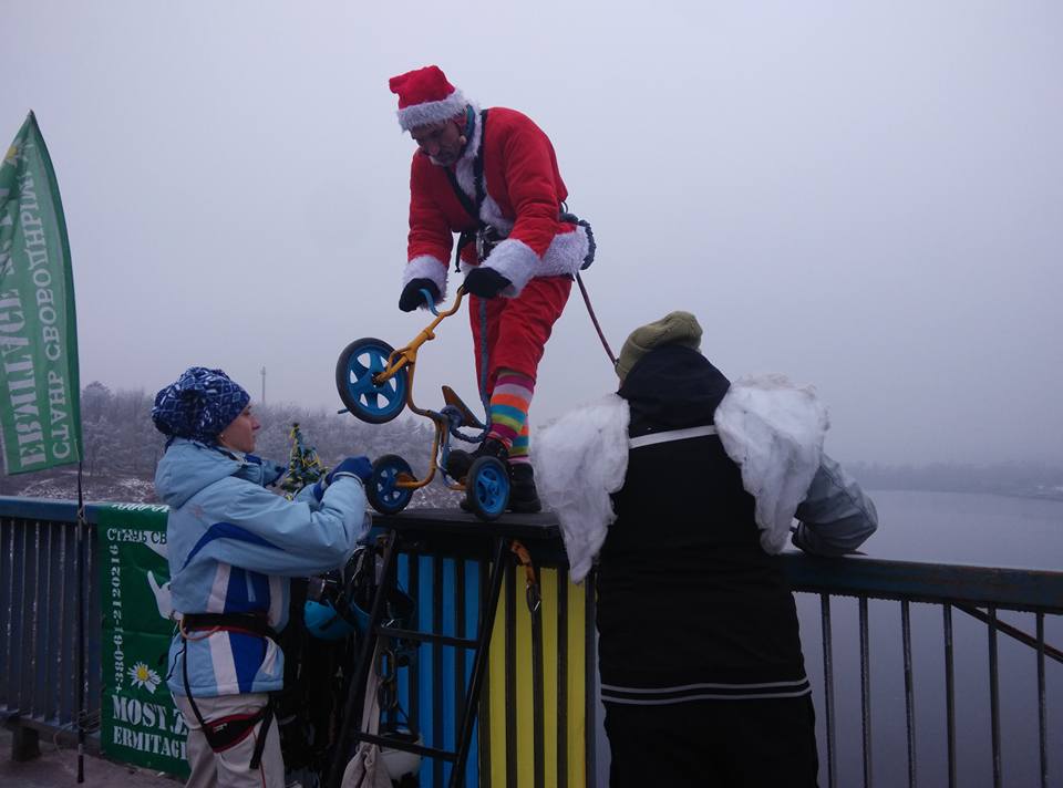 Дід Мороз на велосипеді стрибнув з сорокаметрового запорізького мосту - фото 1