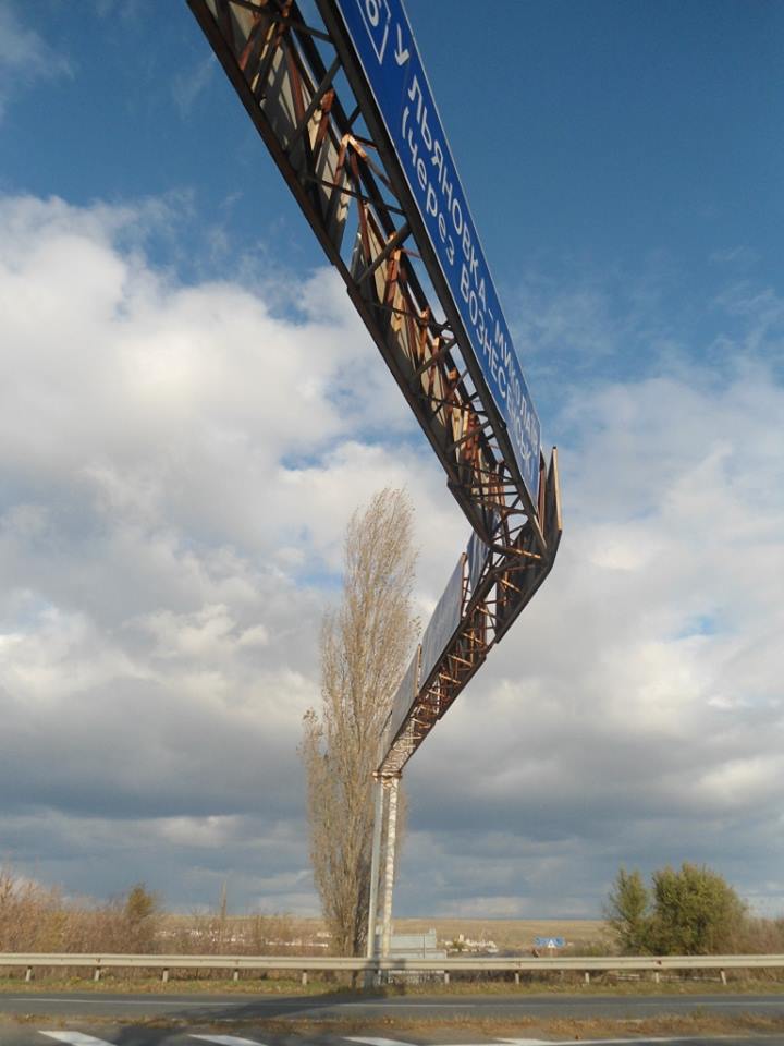 Миколаївські дорожники нарешті демонтують поламаний знак на шестиметровій висоті