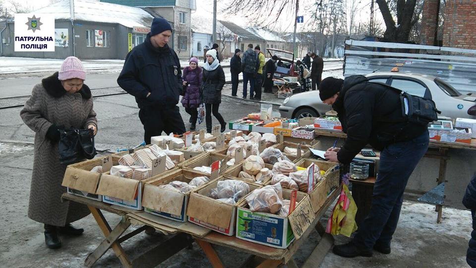Поліція Миколаєва вилучила у "нелегалів" більше 100 кг фруктів, цукерок та ковбасим