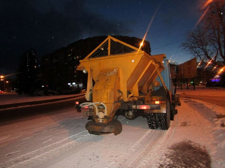 Ужгород замітає снігом: На вулицях працює очисна техніка - фото 2