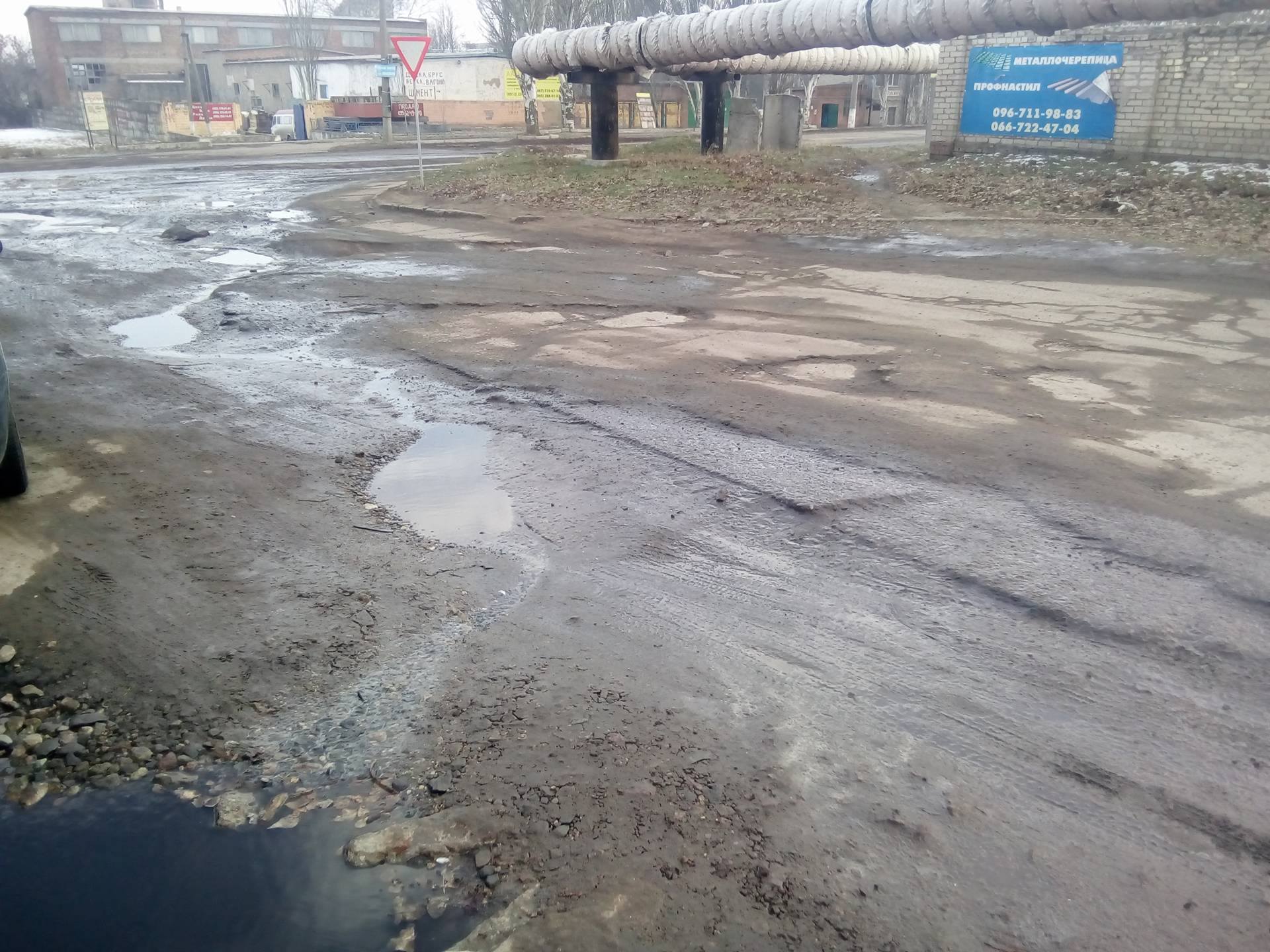 У Миколаєві каналізаційні води заливають вулицю, комунальники "перекидаються" відповідальністю