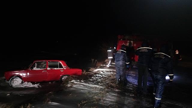 Миколаївські рятувальники витягли зі снігового полону дві сім'ї з малюками