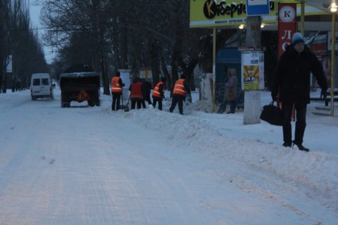 Миколаївські комунальники розчищають тротуари від снігу