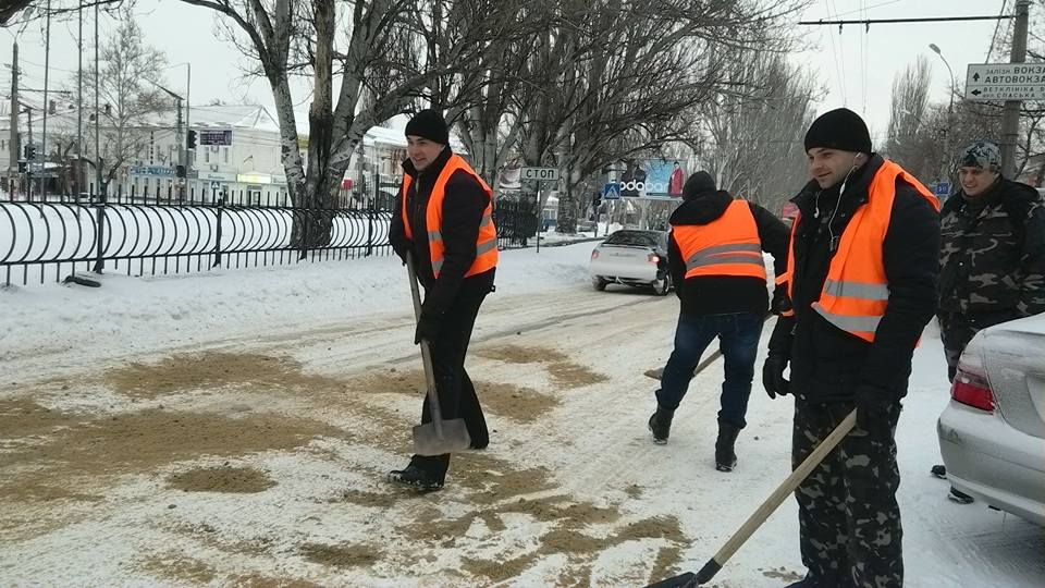 Дороги Миколаєва обробляють протиожеледною сумішшю