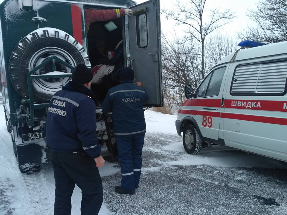 На Першотравенщині рятувальники допомогли медикам дістатися до дворічного малюка