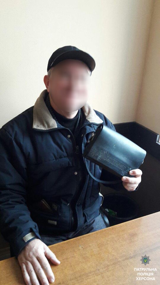 Херсонські патрульні повернули чоловіку загублену сумку з грошима та документами - фото 1