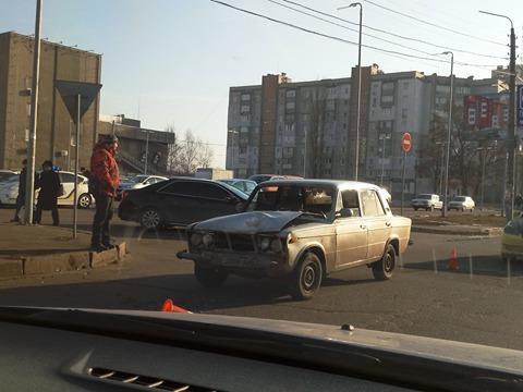 Біля "Делікатеса" зіткнунилися мікроавтобус та ВАЗ