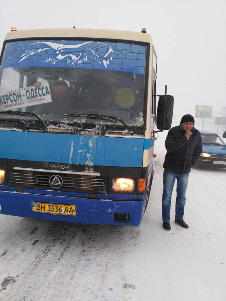 На Миколаївщині маршрутки та автобуси рвуться через пости поліції