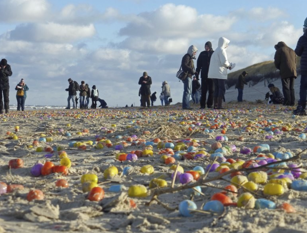 Різдвяне диво: У Німеччині кіндер-сюрпризами засипало весь пляж (ФОТО, ВІДЕО) - фото 2